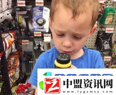 2021貧窮使我快樂的表情包2021貧窮使我快樂假笑男孩表情包大全分享