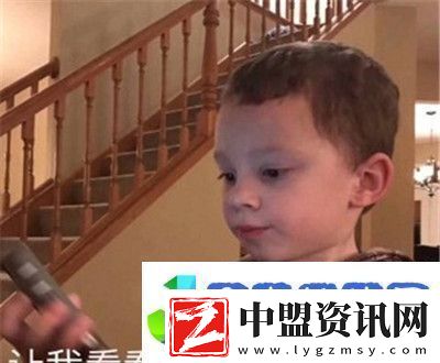 2021貧窮使我快樂的表情包2021貧窮使我快樂假笑男孩表情包大全分享