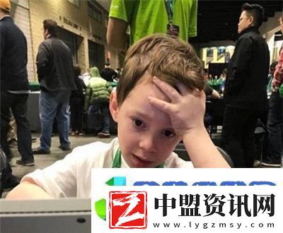 2021貧窮使我快樂的表情包2021貧窮使我快樂假笑男孩表情包大全分享